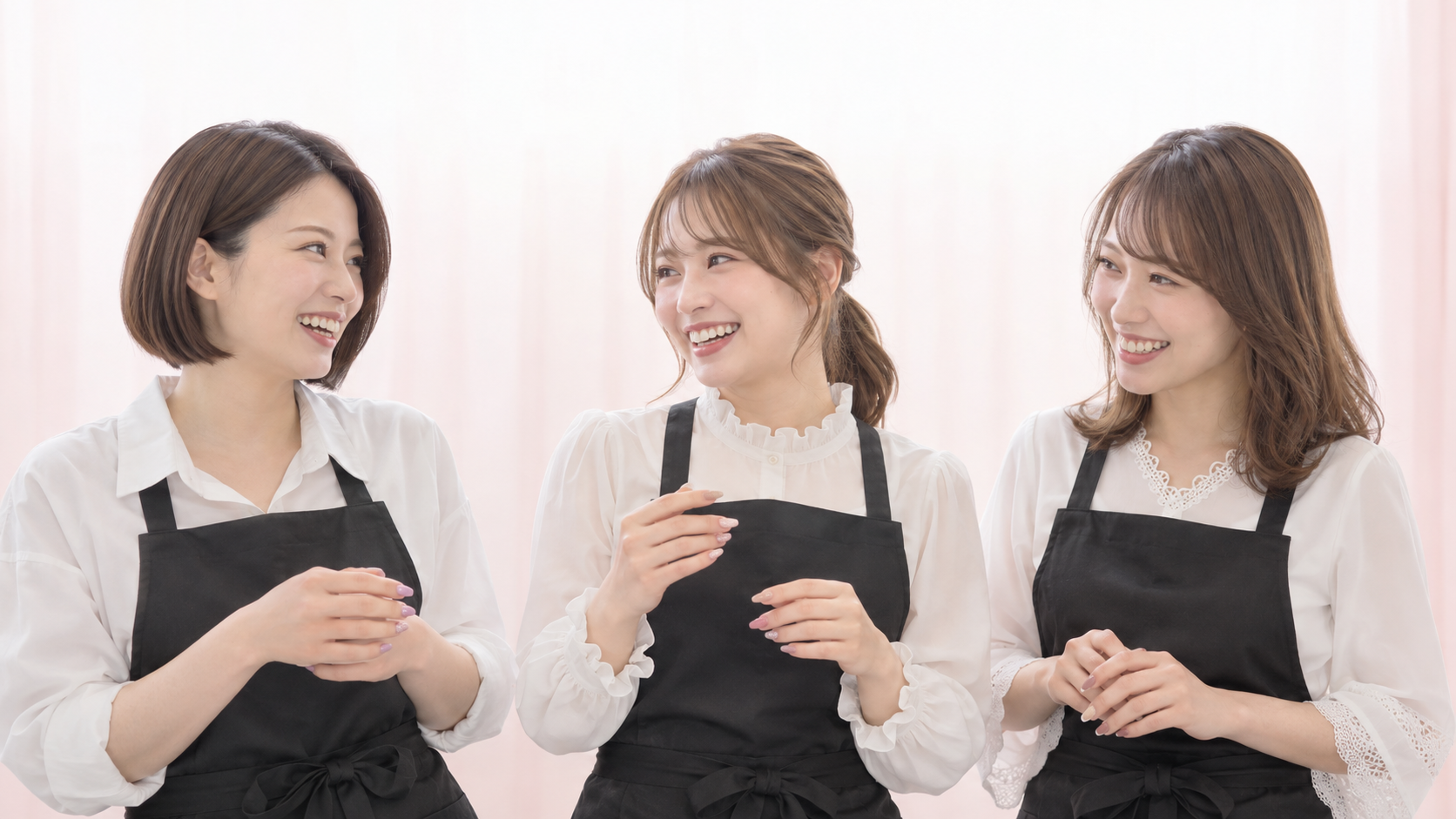 笑顔で向き合う3人のサロンスタッフ
